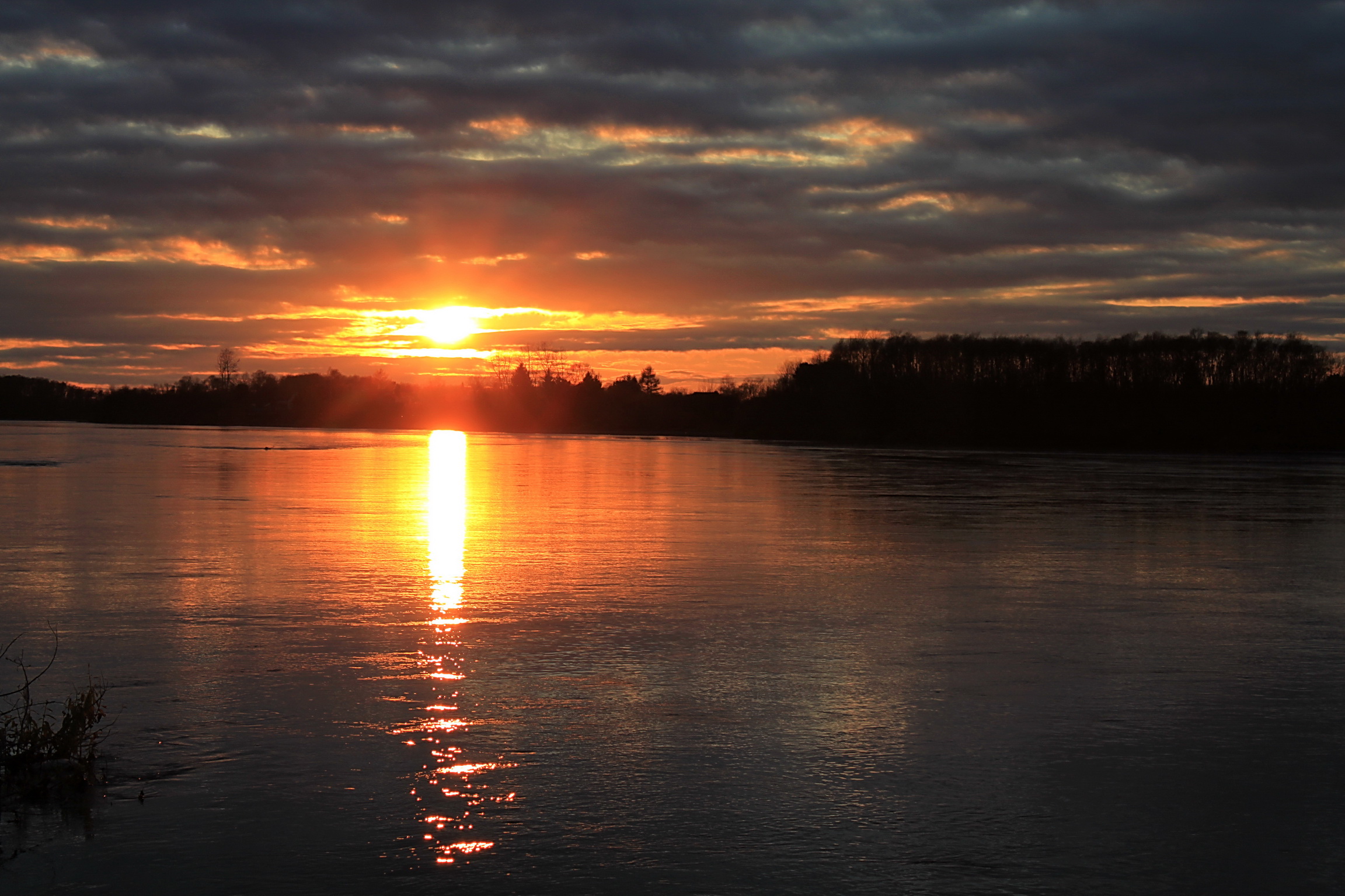Закат солнца в ульяновске. Закат на реке. Закат над рекой. Красивый закат на реке. Восход на реке.