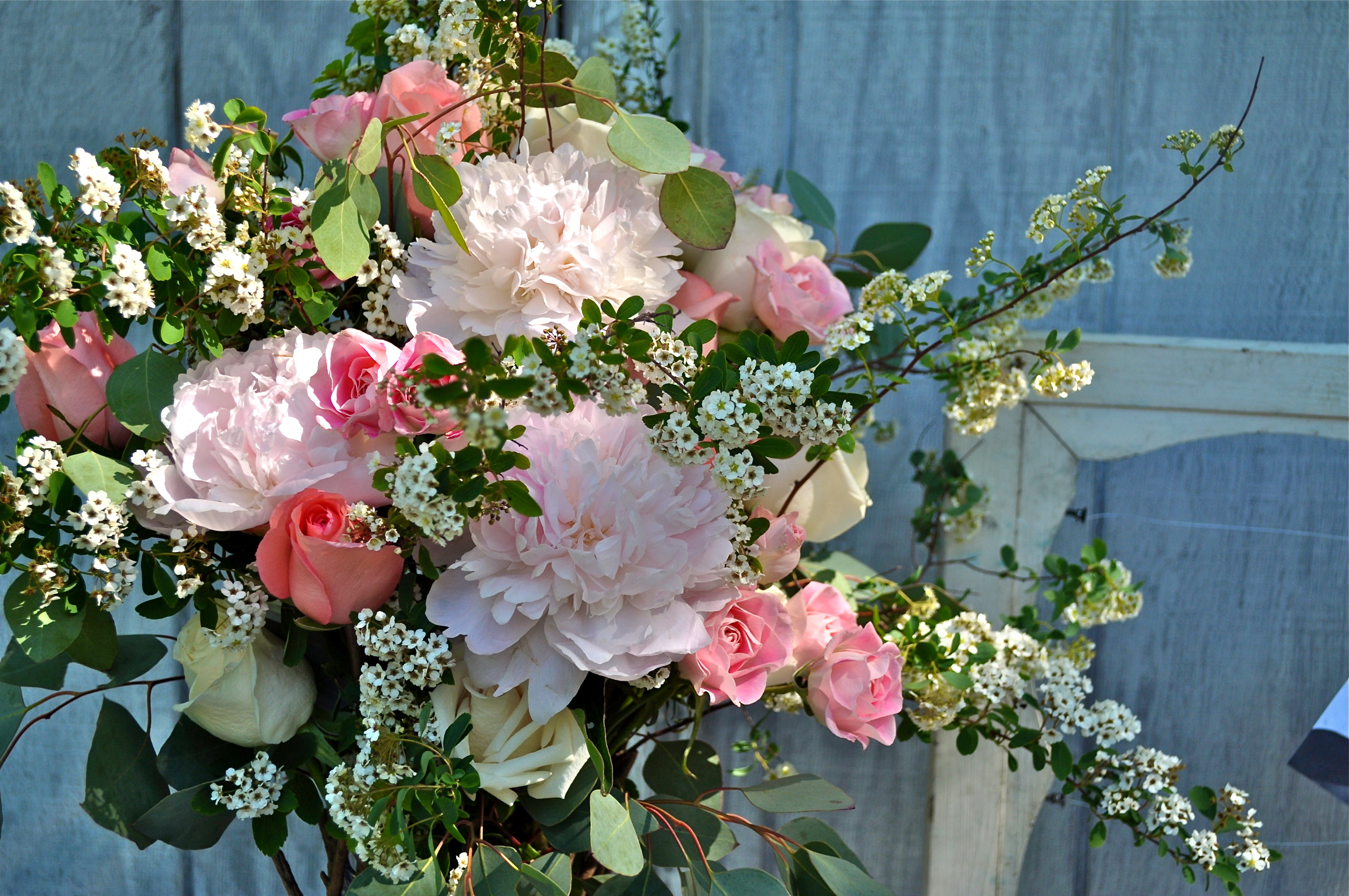 Заставка букет цветов. Букет розы с пионами и гипсофилы. Нежная Цветочная композиция. Нежный букет цветов. Прекрасные цветы.