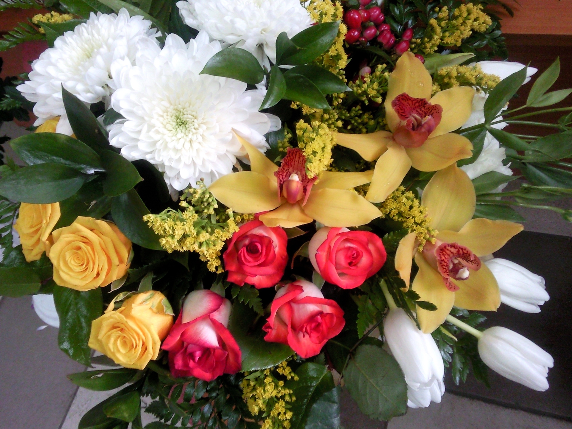 Живой букет цветов картинки. Букет с орхидеями и розами и хризантемами. Тюльпаны хризантемы розы. Букет шикарный. Букет цветов «праздничный».