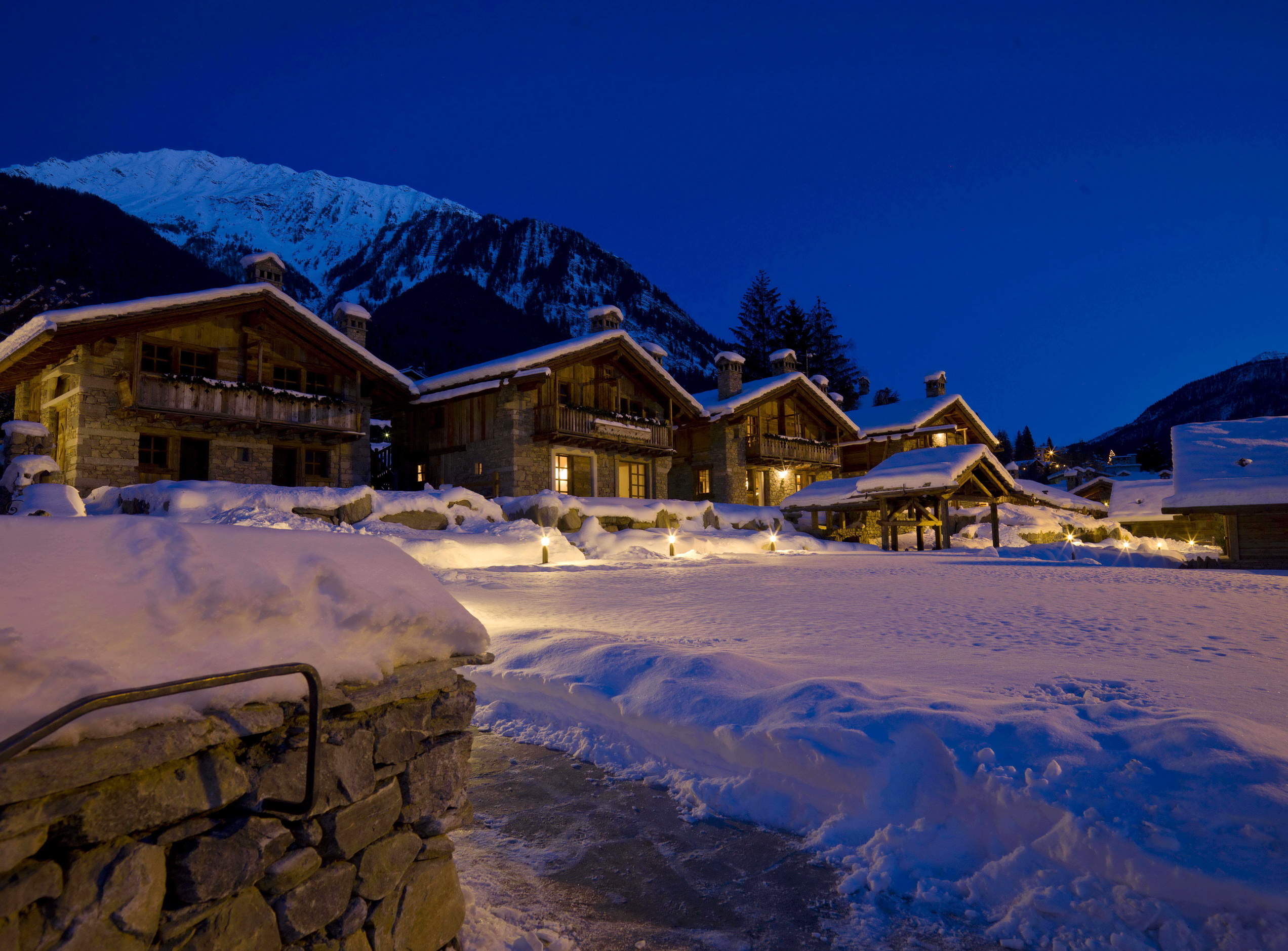 Снег на горнолыжных курортах. Курорт в горах Италии Курмайор. Андорра горнолыжный курорт Шале. Дом в горах. Горнолыжный курорт ночью.