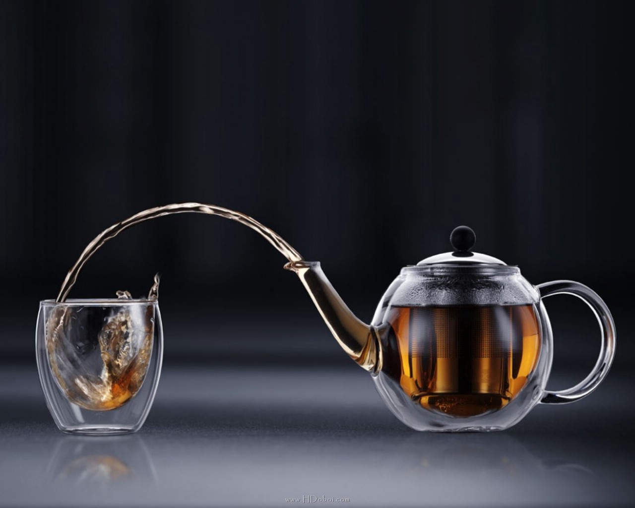 Чайник черный прозрачный. Чайник и чашка. Чай в чайнике. Чайник с чаем. Чайник с чашечками.