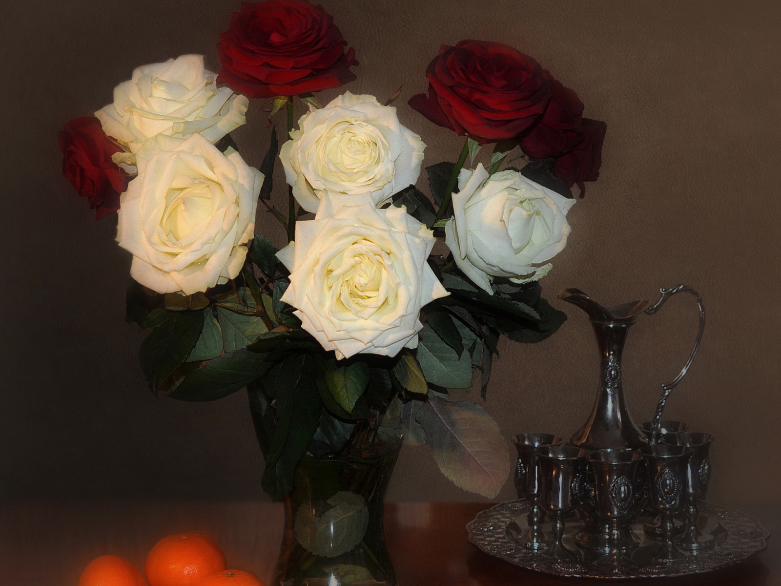 Подарить цветы в вазе. Букет в вазе. Красивые цветы в вазах. Цветы в вазе на столе. Розы в вазе.