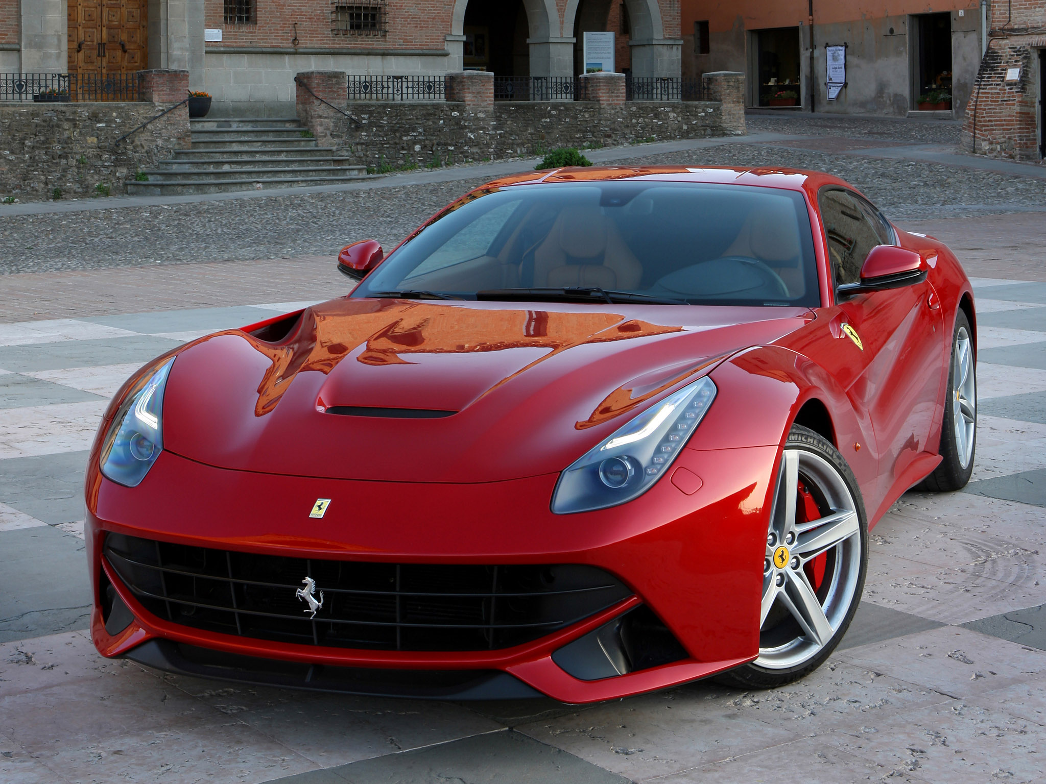 Красивые машины цены. Феррари Ferrari f12berlinetta. Ferrari f12 Berlinetta красная. Ferrari f12 2012. Феррари f142.