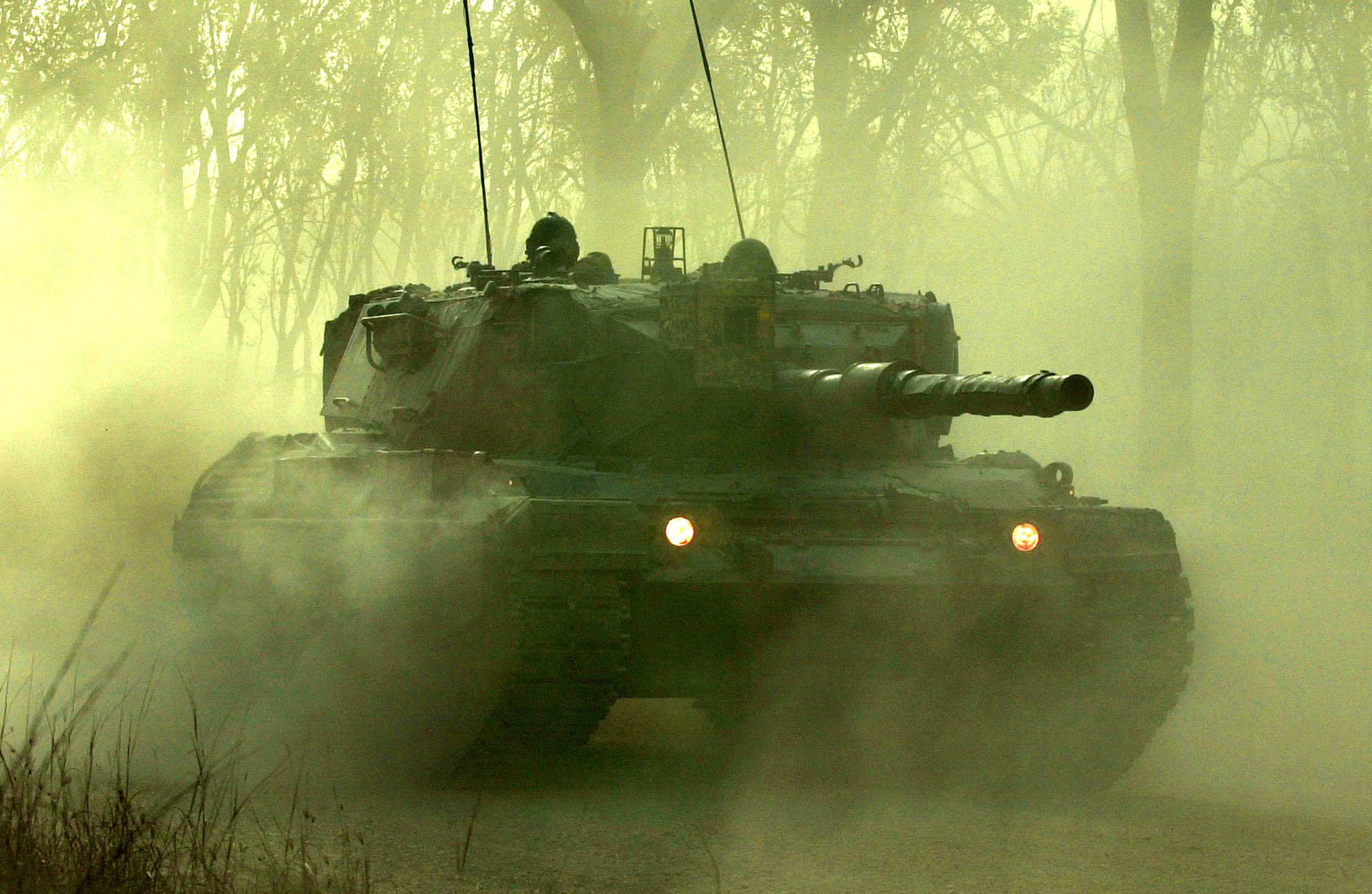 Фон военной техники. Танки Leopard 1a5. Танковый спецназ. Танк спецназа. Военные на танке.