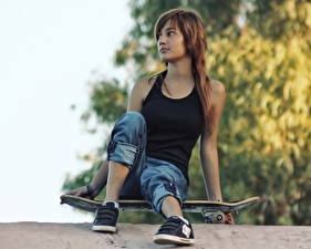 Bureaubladachtergronden Skateboard jonge vrouw