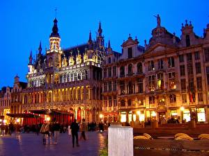 Bureaubladachtergronden Beroemde gebouwen België een stad