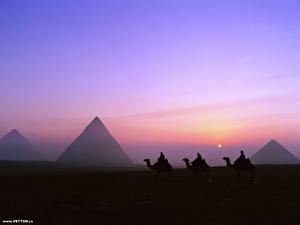 Bureaubladachtergronden Beroemde gebouwen Egypte Piramide een stad