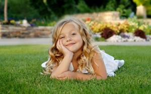 Hintergrundbilder Kleine Mädchen Gras Starren Lächeln Kinder