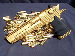 Bakgrundsbilder på skrivbordet Pistol Kula ammunition Guld färg Militär