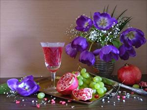 Bakgrundsbilder på skrivbordet Tabellinställning Frukt Granatäpple Vindruvor Mat