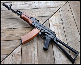 Papel de Parede Desktop Fuzil de assalto AK 74 Tábuas de madeira militar