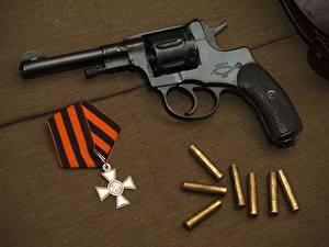 Bureaubladachtergronden Pistolen Kogel Revolver Militair