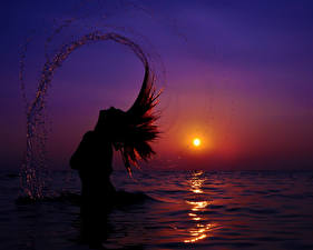 Tapety na pulpit Wodzie Morze Sylwetka Słońce Plusk wody Wlosy Dziewczyny