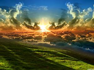 Bureaubladachtergronden Zonsopgangen en zonsondergangen Landschap van Grasland Hemelgewelf Wolken Natuur