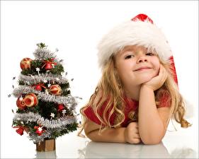 Sfondi desktop Giorno festivo Anno nuovo Piccola ragazze Cappello invernale Albero di Natale Sguardo Sorriso bambino