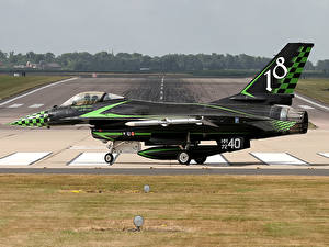Bakgrunnsbilder Et fly Jagerfly F-16 Fighting Falcon