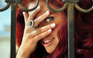 Фото Пальцы Кольцо Руки Лицо Рыжие Ограда молодые женщины