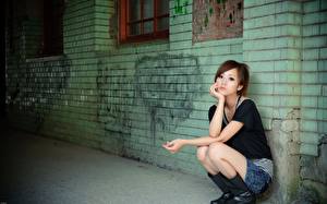 Картинки Азиатка Сапогов Юбка сидит у стенки, скучает Девушки