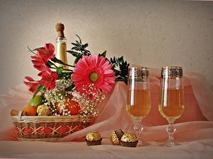 Фото Напиток Шампанское бокалы и конфеты Еда