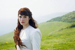 Фото Джемма Артертон в белом платье на фоне зеленых холмов