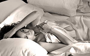 Фото Emmanuelle Chriqui черно белое фото в кровати