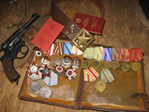 Bakgrundsbilder på skrivbordet Pistoler Rysk Medalj Militär