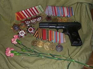 Fonds d'écran Pistolets Russes Médaille militaire