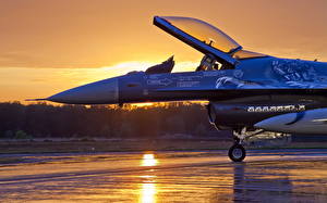 Bakgrundsbilder på skrivbordet Flygplan Jaktflygplan F-16 Fighting Falcon