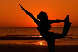 Fonds d'écran L'aube et le coucher du soleil Silhouettes Yoga Filles