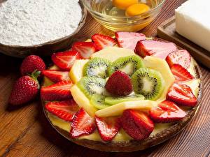 Bilder Obstkuchen Kiwi Erdbeeren Lebensmittel
