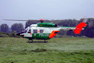 Bureaubladachtergronden Helikopters BK-117 Polizei