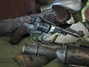Bilder Pistolen Revolver Militär