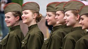 Fondos de escritorio Sonrisa mujer joven Ejército