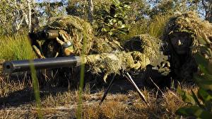 Картинка Солдат Снайперская винтовка Снайпер Маскировка военные