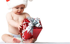 Bilder Feiertage Neujahr Säugling Mütze Geschenke Kinder