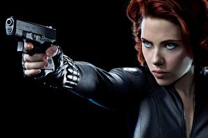 Картинки Мстители (фильм, 2012) Scarlett Johansson Пистолетом кино Знаменитости Девушки