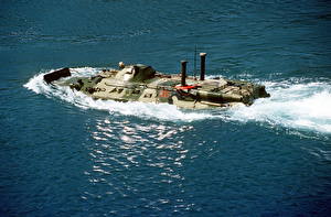 Фото Боевая техника Бронетранспортёр плывущий по воде военные