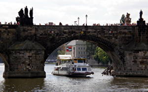 Bureaubladachtergronden Tsjechië Praag Karelsbrug Rivierschepen