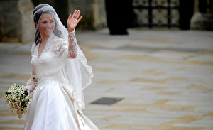 Фотографии Catherine Elizabeth Middleton с букетом, машет рукой на свадьбе