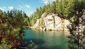 Bureaubladachtergronden Een meer Tsjechië Lake Piskovna Natuur