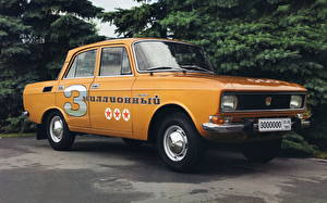Обои Российские авто Москвич Азлк 2140 3-миллионный 1980 автомобиль