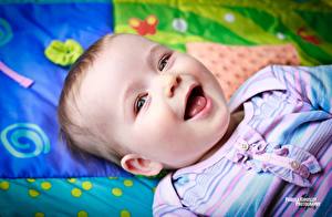 Bureaubladachtergronden Baby Kijkt Glimlach Kinderen