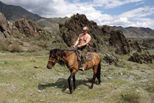 Фотография Владимир Путин Президент на коне в горах Знаменитости