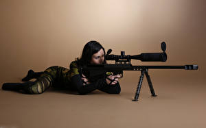 Sfondi desktop Fucile di precisione Cecchini giovane donna Esercito