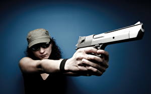 Bureaubladachtergronden Pistolen Mouwloos shirt Bril Handen Jonge_vrouwen Militair