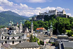 Bureaubladachtergronden Oostenrijk Salzburg Wolken een stad