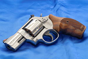 Bakgrundsbilder på skrivbordet Pistoler Revolver Smith & Wesson Model 686P