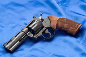 Bakgrundsbilder på skrivbordet Pistoler Revolver Colt Python 4 Militär
