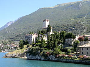 Bureaubladachtergronden Burcht Italië Castle of Malcesine  een stad