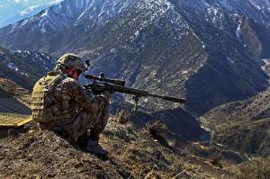Картинки Солдаты Снайперская винтовка Снайперы со снайперской винтовкой на высоте Армия
